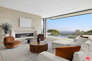 1731 Summitridge Dr in Beverly Hills, CA - Building Photo