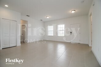 653 Parakeet Ct in Poinciana, FL - Foto de edificio - Building Photo