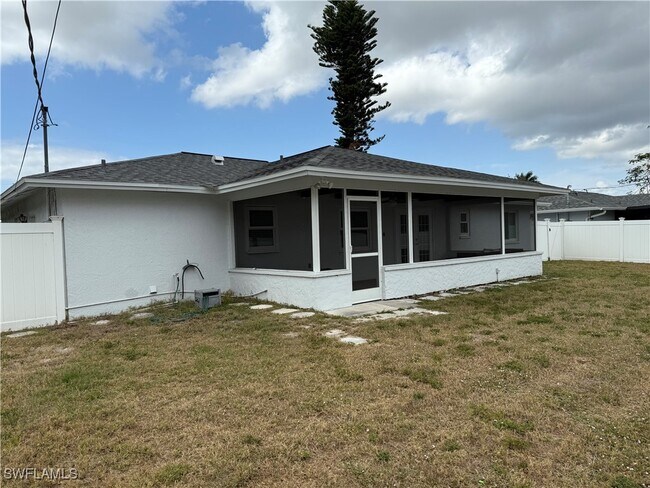 18613 Sebring Rd in Ft. Myers, FL - Building Photo - Building Photo