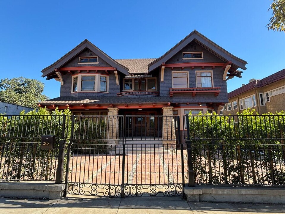 2618 Kenwood Ave in Los Angeles, CA - Building Photo