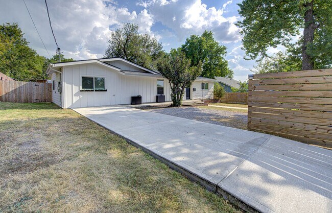 5407 Manor Rd in Austin, TX - Building Photo - Building Photo
