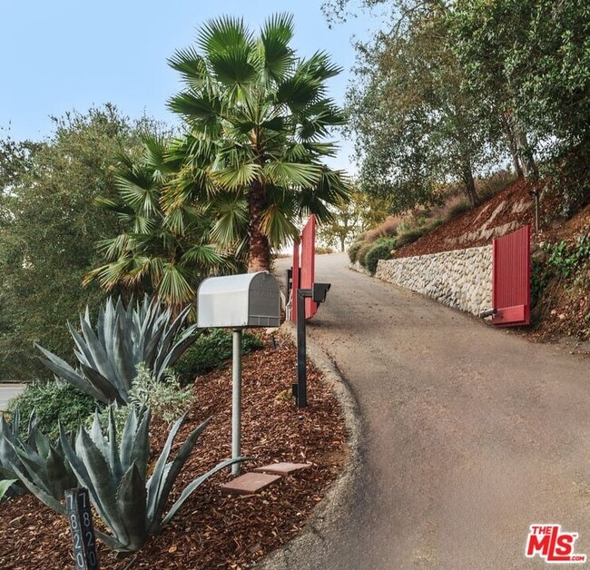 7820 Mulholland Dr in Los Angeles, CA - Building Photo - Building Photo