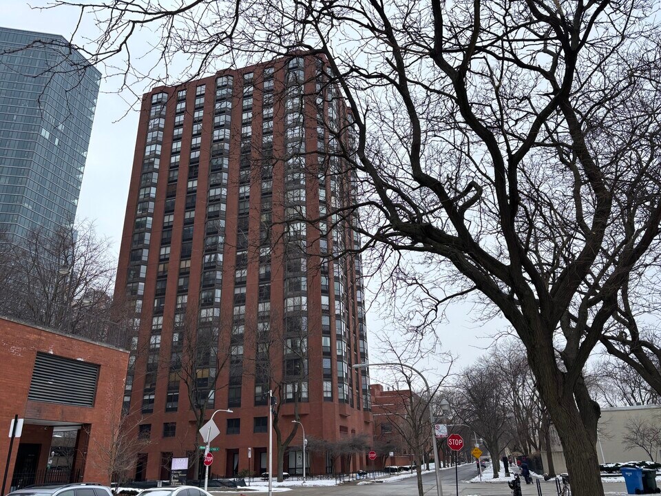 901 S Plymouth Ct, Unit 1402 in Chicago, IL - Building Photo