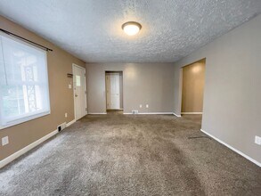 1512 N Woodridge Ave in Muncie, IN - Building Photo - Building Photo