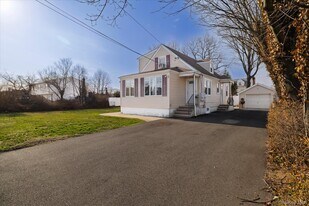 1558 9th St in West Babylon, NY - Building Photo