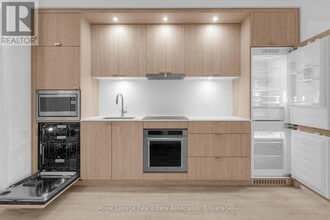 259 The Kingsway in Toronto, ON - Building Photo - Building Photo