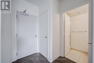 203 College St in Toronto, ON - Building Photo - Building Photo