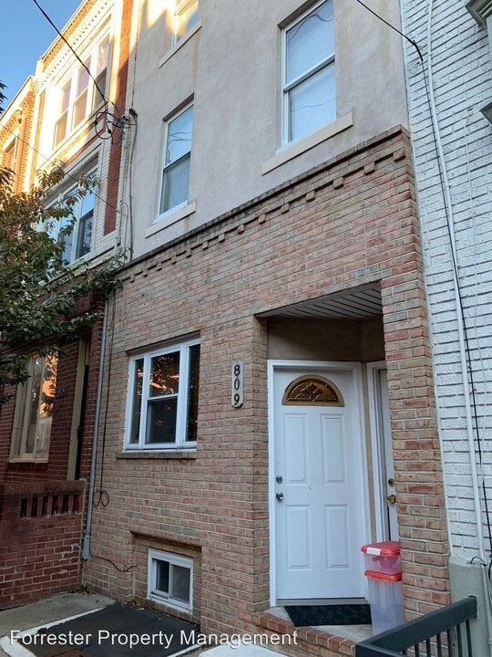 809 S 10th St in Philadelphia, PA - Building Photo