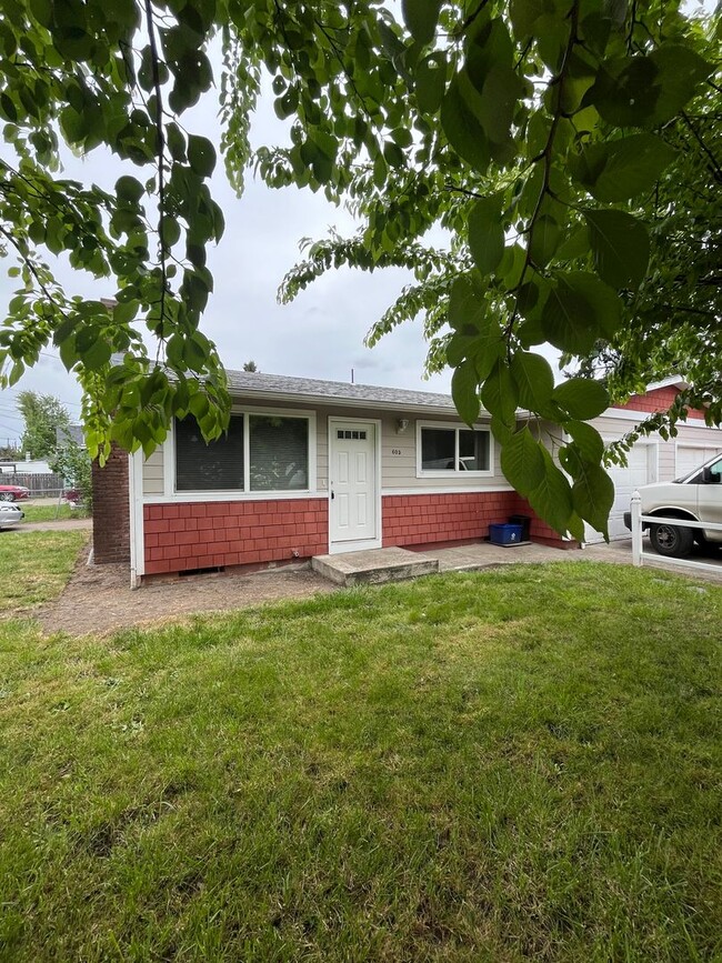 property at 605-615 Queen Ave SE