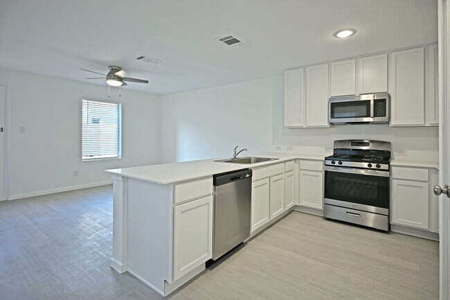 6739 Pumice Pl in Elmendorf, TX - Building Photo - Building Photo