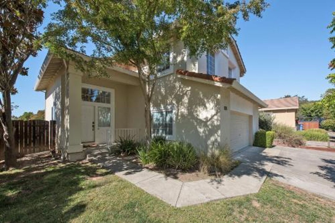 1125 El Macero Way in Windsor, CA - Building Photo