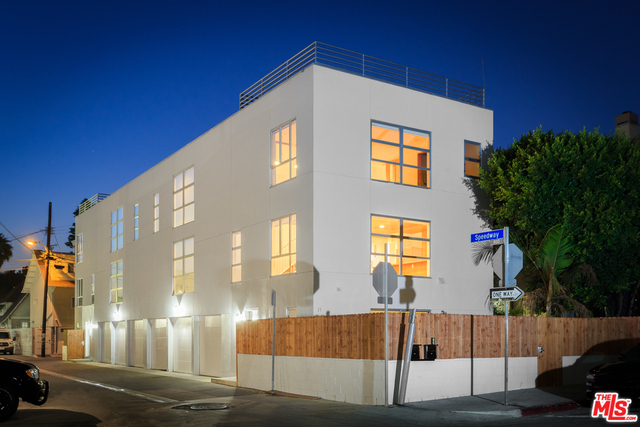 15 Brooks Ave in Los Angeles, CA - Foto de edificio