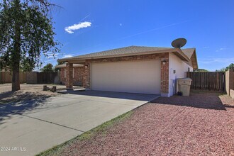 5111 W Beverly Ln in Glendale, AZ - Foto de edificio - Building Photo