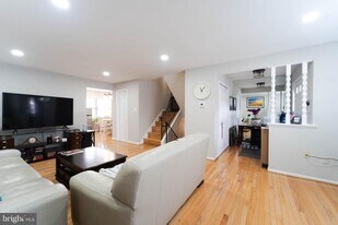 4541 Ravensworth Rd in Annandale, VA - Building Photo