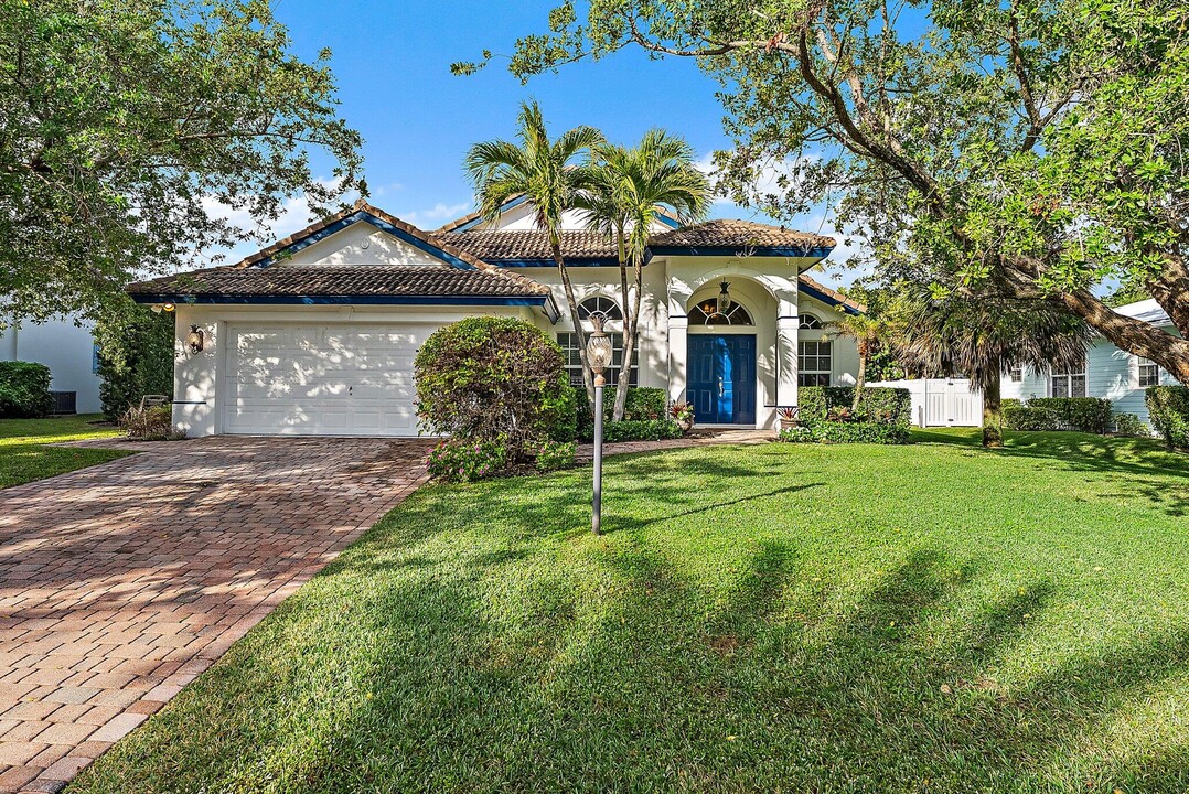 153 Beacon Ln in Jupiter, FL - Building Photo