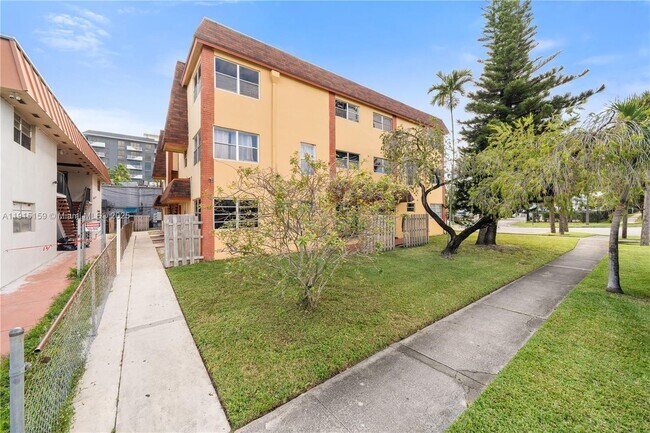 2301 NE 170th St in North Miami Beach, FL - Foto de edificio - Building Photo