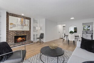 Fox Run Apartments in Shawnee, KS - Building Photo