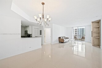 701 Brickell Key Blvd, Unit 1906 in Miami, FL - Foto de edificio - Building Photo