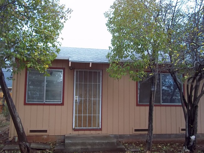 2108 Fort Wayne St in Oroville, CA - Foto de edificio - Building Photo