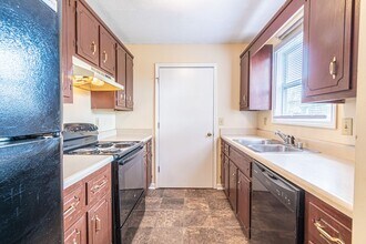 308 Alan Ct in Oak Grove, KY - Building Photo - Building Photo