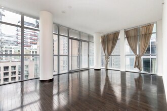 21 Nelson St in Toronto, ON - Building Photo - Building Photo