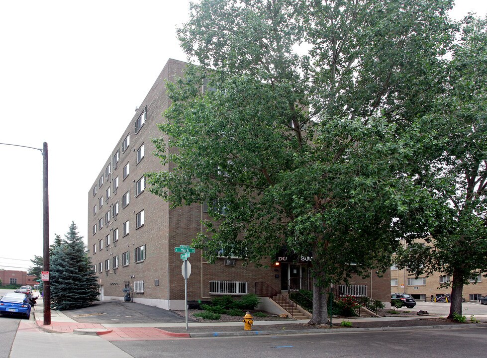 Summit Apartments in Denver, CO - Building Photo