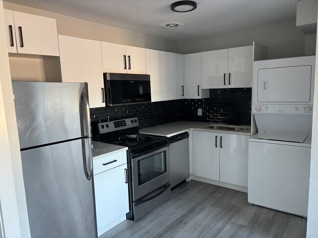 12525-12118 118 Ave NW in Edmonton, AB - Building Photo - Building Photo