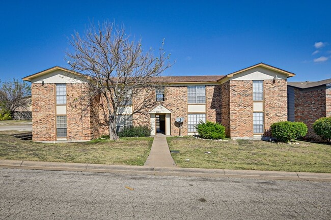 8002 Cambridge Cir in White Settlement, TX - Foto de edificio - Building Photo