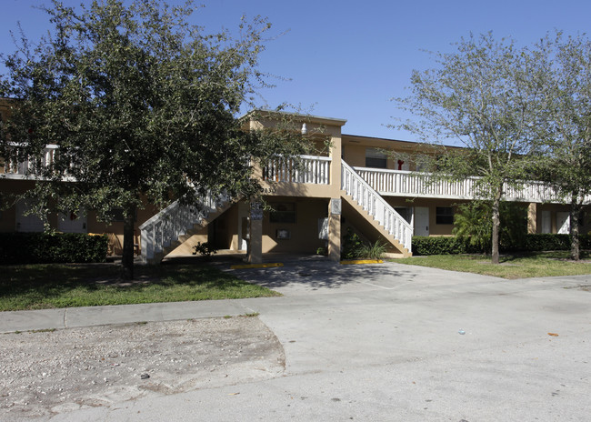 Las Brisas Del Caribe in Hialeah, FL - Foto de edificio - Building Photo