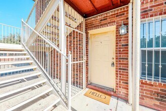 2220 Santa Cleotilde Ave, Unit 4 in Laredo, TX - Building Photo - Building Photo