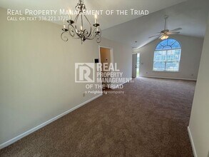 8 Franklinwood Dr in Greensboro, NC - Building Photo - Building Photo