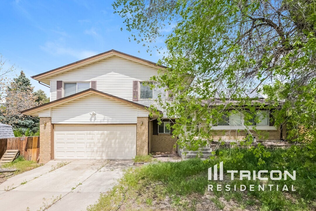 16971 E Bates Ave in Aurora, CO - Building Photo