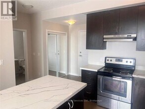 2490 Old Bronte Rd in Oakville, ON - Building Photo - Building Photo