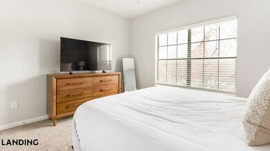 9835 Fredericksburg Rd, Unit 423 in San Antonio, TX - Building Photo - Building Photo