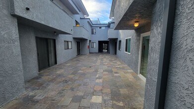 13347 Victory Blvd in Los Angeles, CA - Building Photo - Building Photo