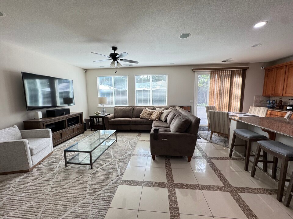 2400 Ventana View Way in Modesto, CA - Building Photo