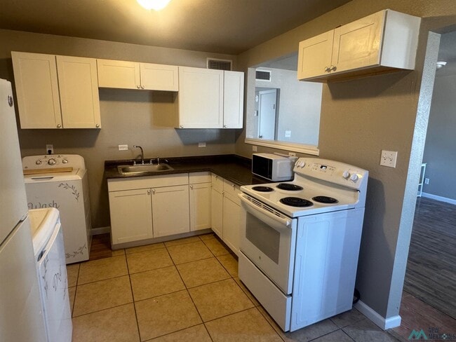 905 Bullock Ct in Artesia, NM - Foto de edificio - Building Photo