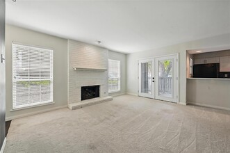 15151 Berry Trail, Unit 801 in Dallas, TX - Foto de edificio - Building Photo