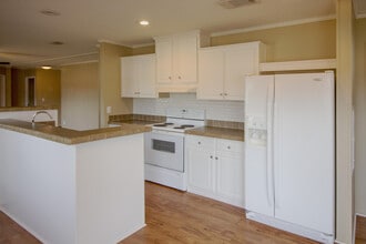 9289 E River Dr in Navarre, FL - Foto de edificio - Building Photo