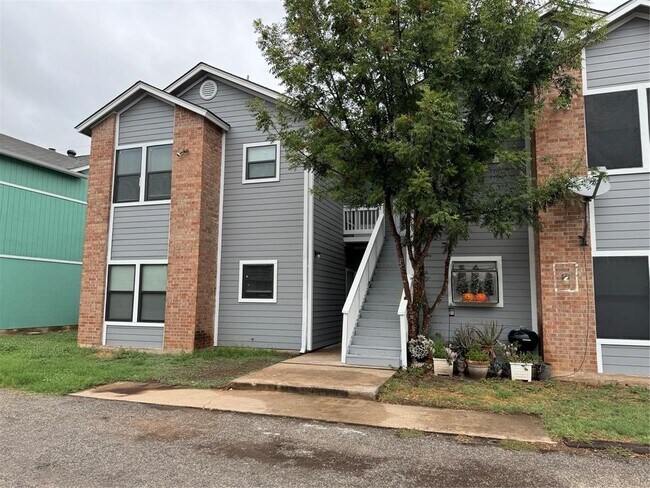 2415 W Slaughter Ln in Austin, TX - Building Photo - Building Photo