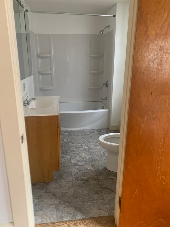 73 Sycamore St, Unit 1st floor in New Bedford, MA - Foto de edificio - Building Photo