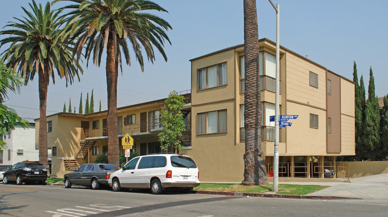 8407 Clinton St in West Hollywood, CA - Foto de edificio