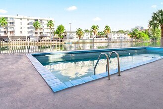 1165 Marseille Dr in Miami Beach, FL - Building Photo - Building Photo