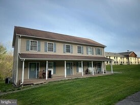 232 Southridge Dr in Berkeley Springs, WV - Building Photo