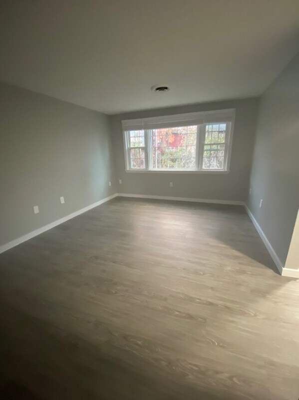 266 Main St in Windsor Locks, CT - Building Photo - Building Photo