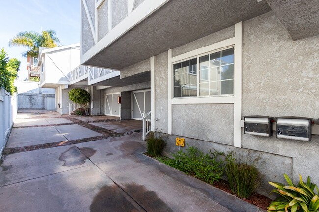 1805 Carnegie Ln in Redondo Beach, CA - Foto de edificio - Building Photo