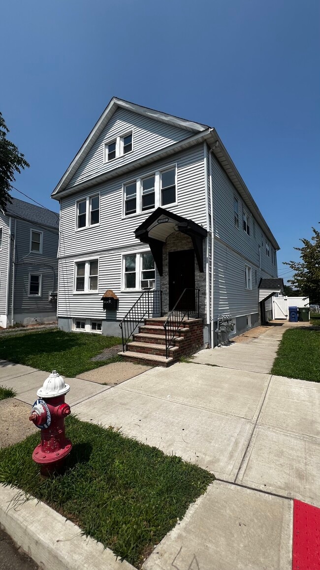1002 Chandler Ave, Unit 2R