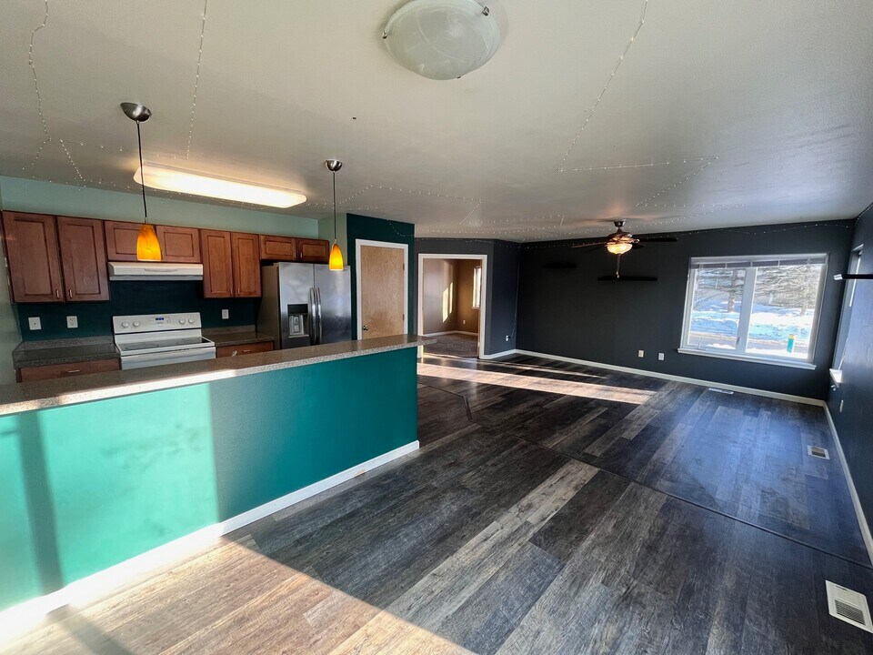 3905 Thompson Ave in Anchorage, AK - Building Photo