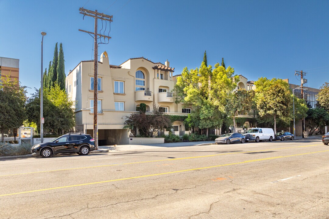 15206 Burbank Blvd in Sherman Oaks, CA - Building Photo