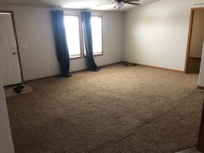 405 4th Ave SW in Belfield, ND - Foto de edificio - Building Photo